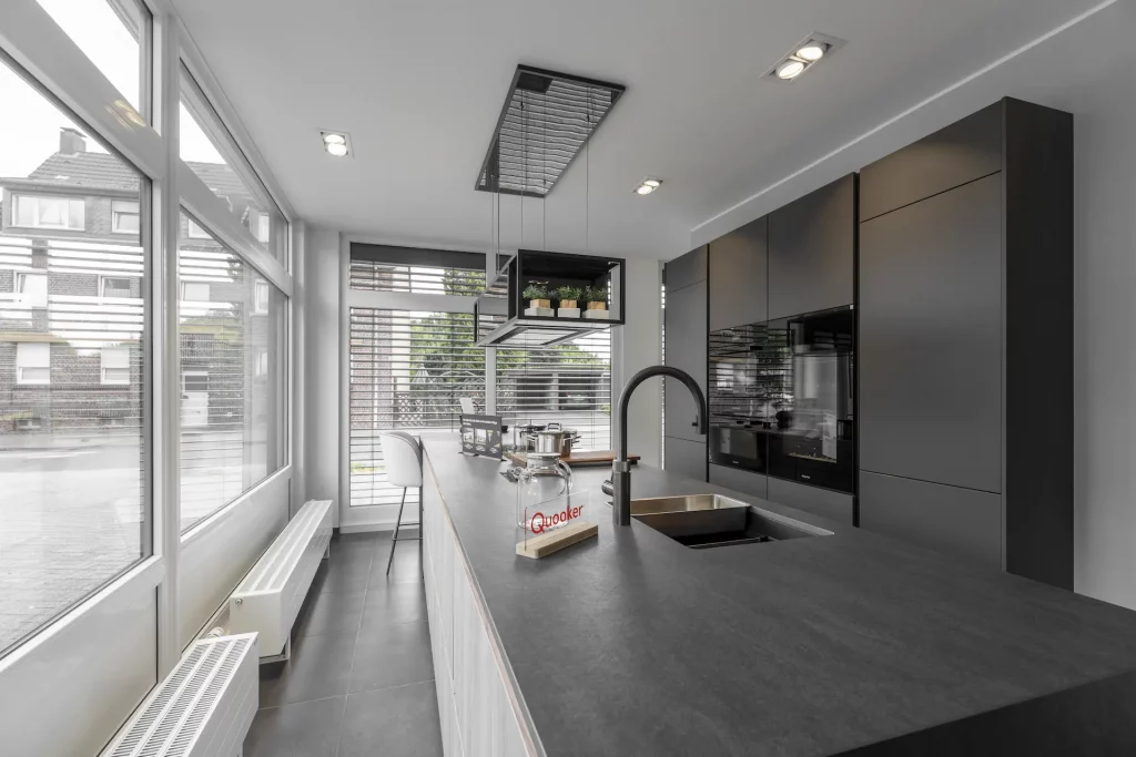 Schüller Küche mit Dekton Arbeitsplatte und Miele Geräten Schüller Küche mit Dekton Arbeitsplatte und Miele Geräten