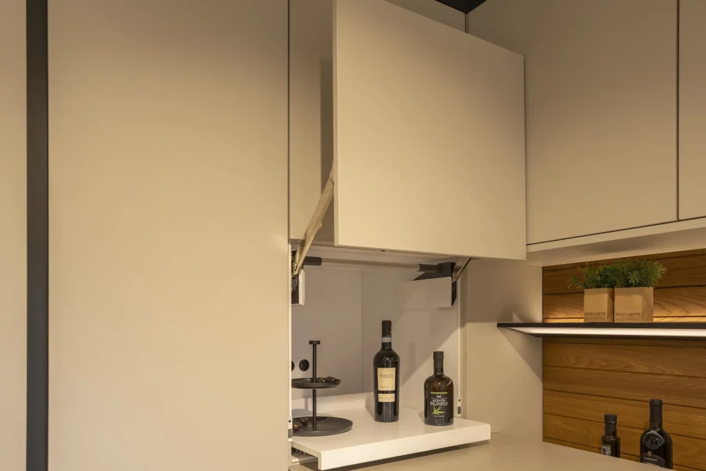 siematic-kueche-detail-lifttuerbeschlag-tablar siematic kueche detail lifttuerbeschlag tablar